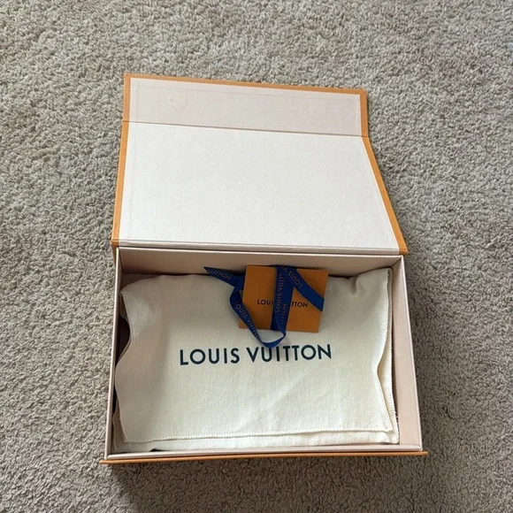 Louis Vuitton Orange Gift Box with Cream Pouch - Picture 14 of 15